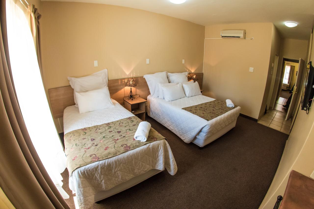 Airport Hotel Кимбърли Екстериор снимка