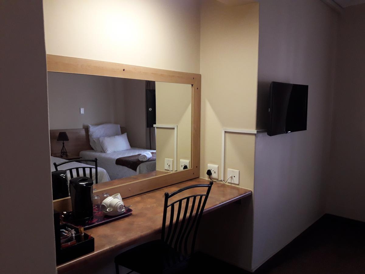 Airport Hotel Кимбърли Екстериор снимка