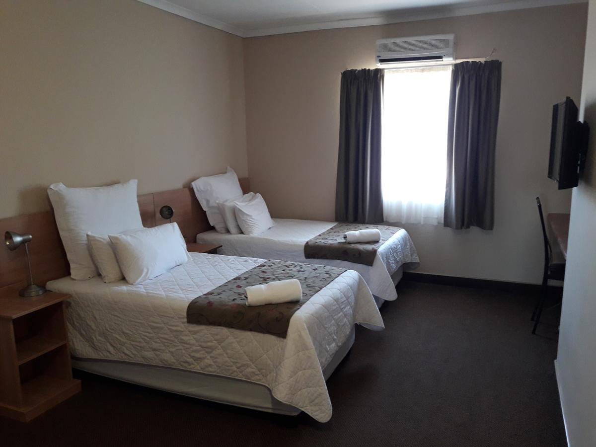 Airport Hotel Кимбърли Екстериор снимка